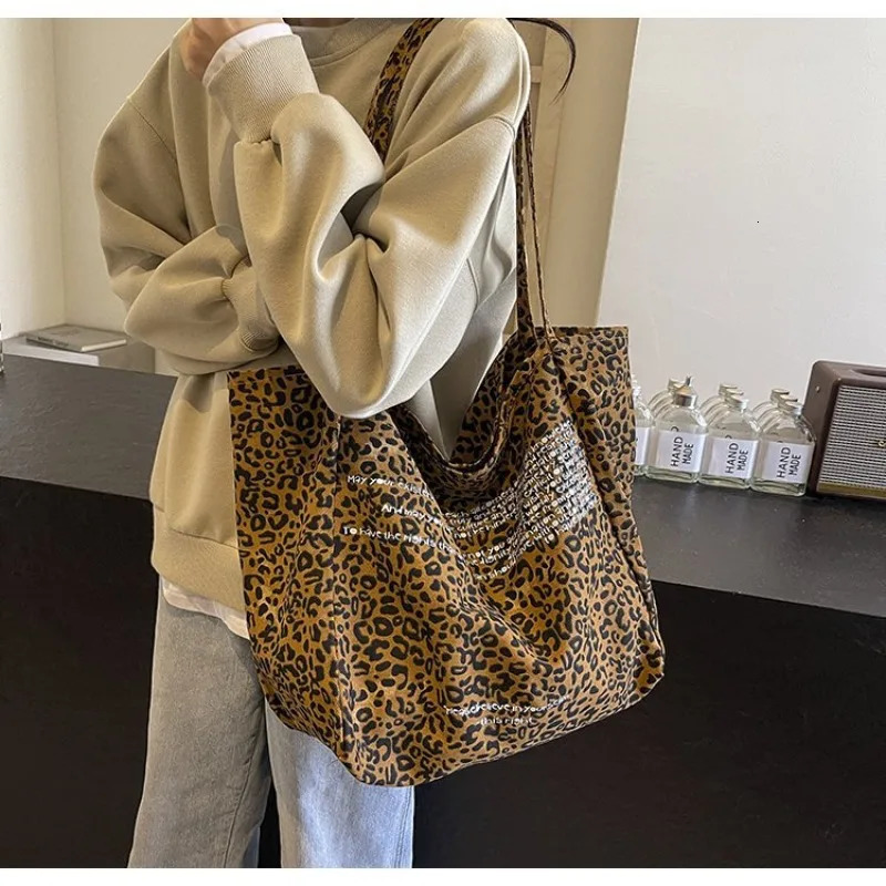 Autumn and winter large capacity womens bag Korean leopard print canvas shopping bag Ins casual lazy shoulder handbag 241008