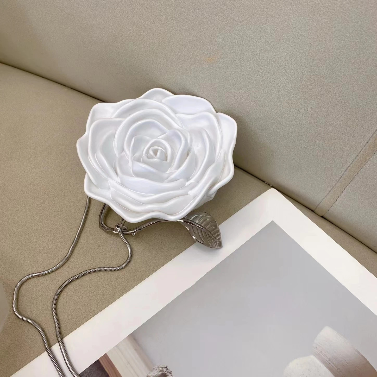 Womens rose shaped box bag high-quality social dinner bag for adult girls niche womens exquisite retro party cross shaped bag 241008