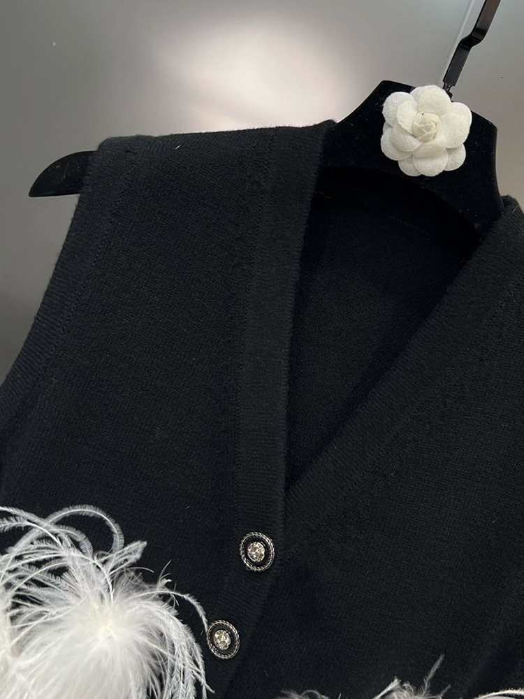 DEAT Fashion Women's Spliced Feather Knitted Vest 2023 Winter New V-Neck Sleeveless Single Breasted Waistcoat Female 11Xx7223