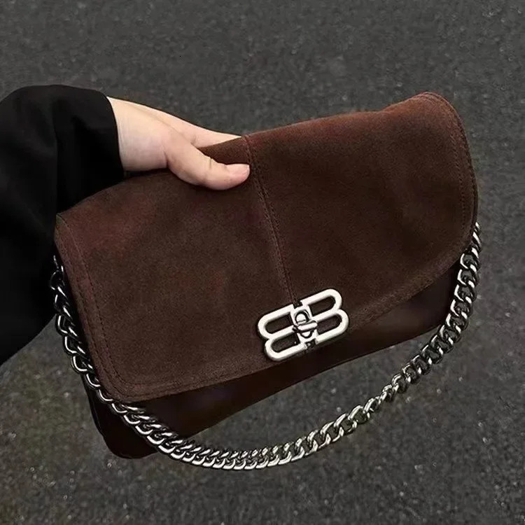 2024 Season Womens Cross border Underwear High end Hand Chain Small Square Korean Retro Veet Shoulder Bag 241008 989d