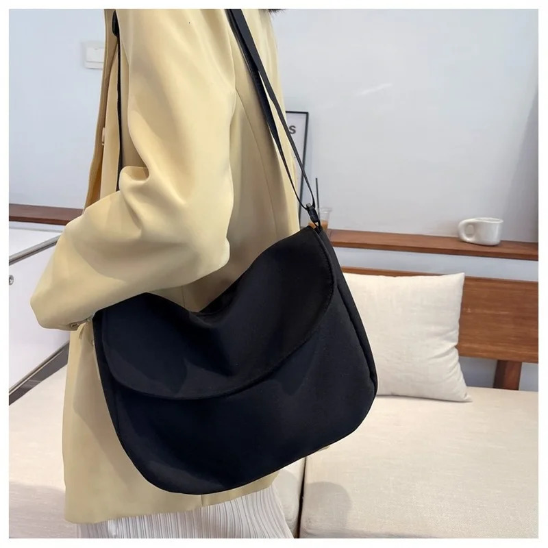 Solid color womens cross body bag simple womens shoulder bag waterproof nylon womens handbag fashionable messenger bag 241008