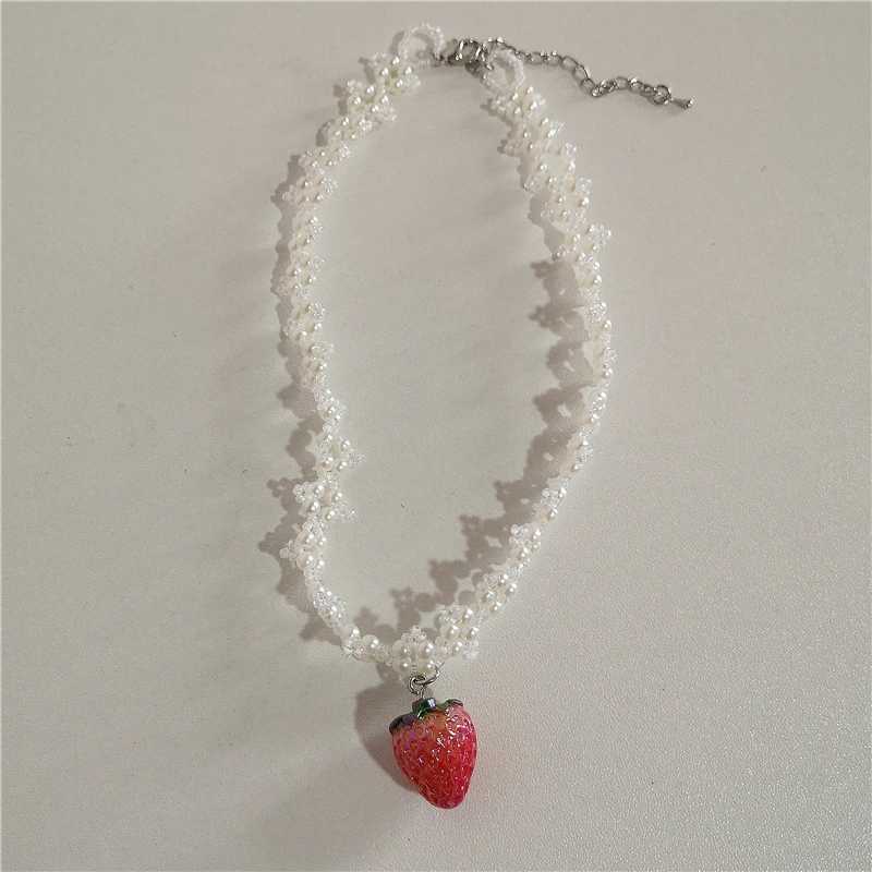 Vintage Aesthetic Cute Strawberry Pendant Handwoven Pearl Flower Choker Necklace Womens Holiday Party Jewelry Y2K AccessoriesX241009