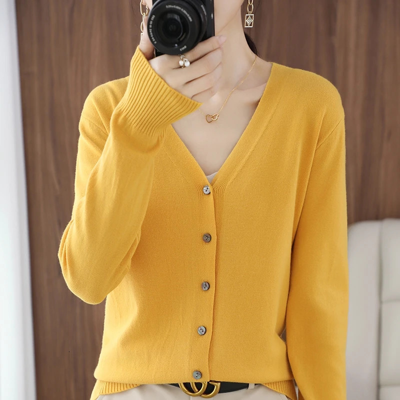 2023 Spring And Autumn Female VNeck Knitted Cardigan Short Coat Sweater Simple Versatile Fashion Small Outside 240924