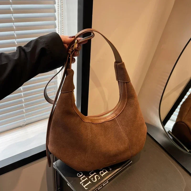 This years retro fashion womens garbage shoulder bag with a large capacity brings a relaxed feeling and a cross body bag 241008