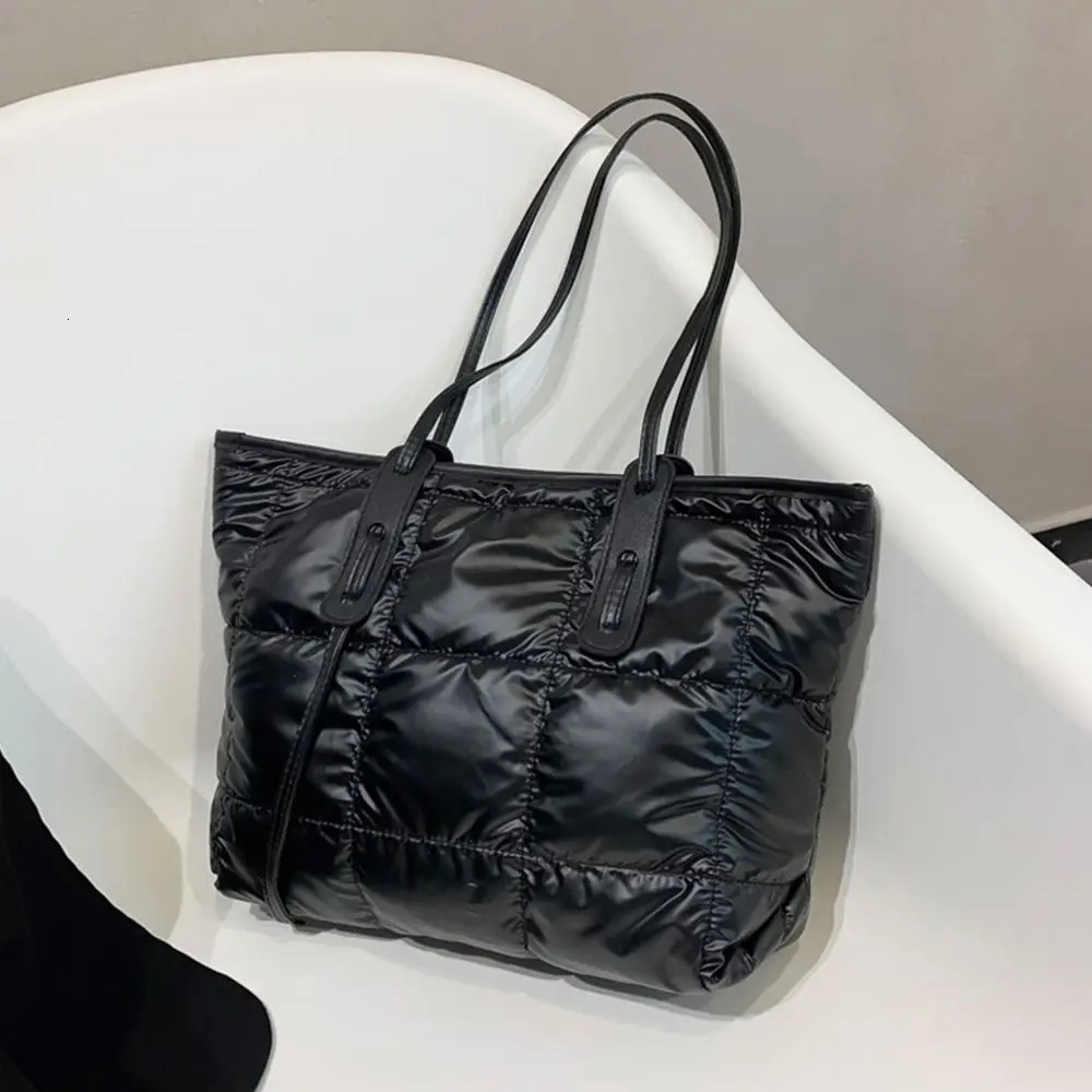 Womens large capacity winter cotton padded shoulder bag black handbag womens casual handbag fashionable travel handbag 241008