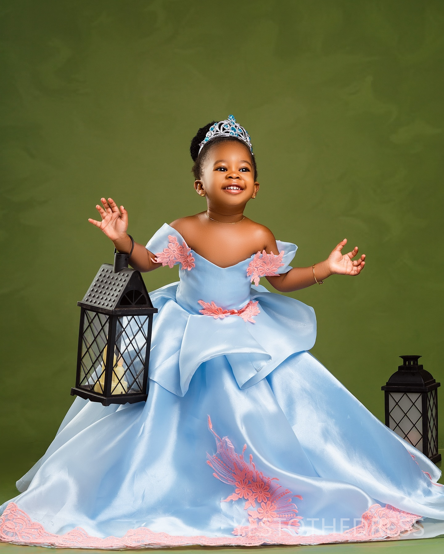 2024 Mixture Flower Girl Dresses Children Birthday Dress Illusion Off Shoulder Appliqued Beaded Lace Tiered Tulle Princess Queen Ball Gown For Marriag