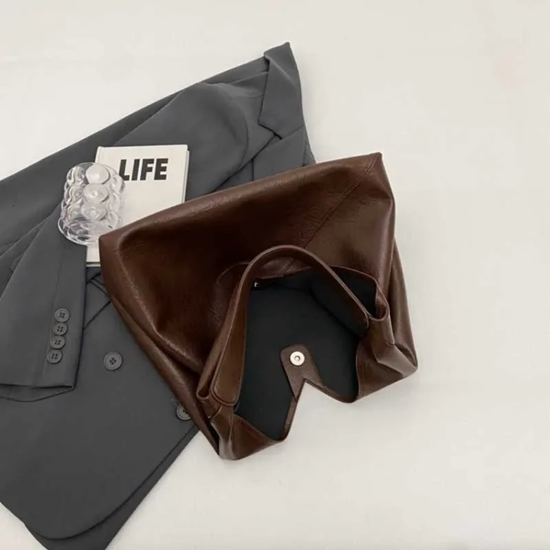 Fashion Womens Leather Shoulder Bag Tend Womens Simple Large Underarm Stray Bag Handbag and Wallet Handbag 241008