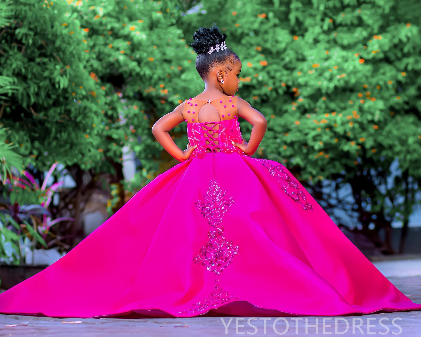 2024 Fuchsia Flower Girl Dresses Children Birthday Dress Illusion Sheer Neck Appliqued Beaded Lace Tiered Tulle Princess Queen Ball Gown For Marriage 