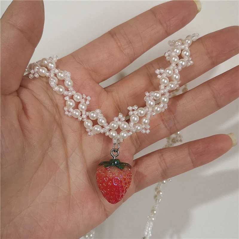 Vintage Aesthetic Cute Strawberry Pendant Handwoven Pearl Flower Choker Necklace Womens Holiday Party Jewelry Y2K AccessoriesX241009