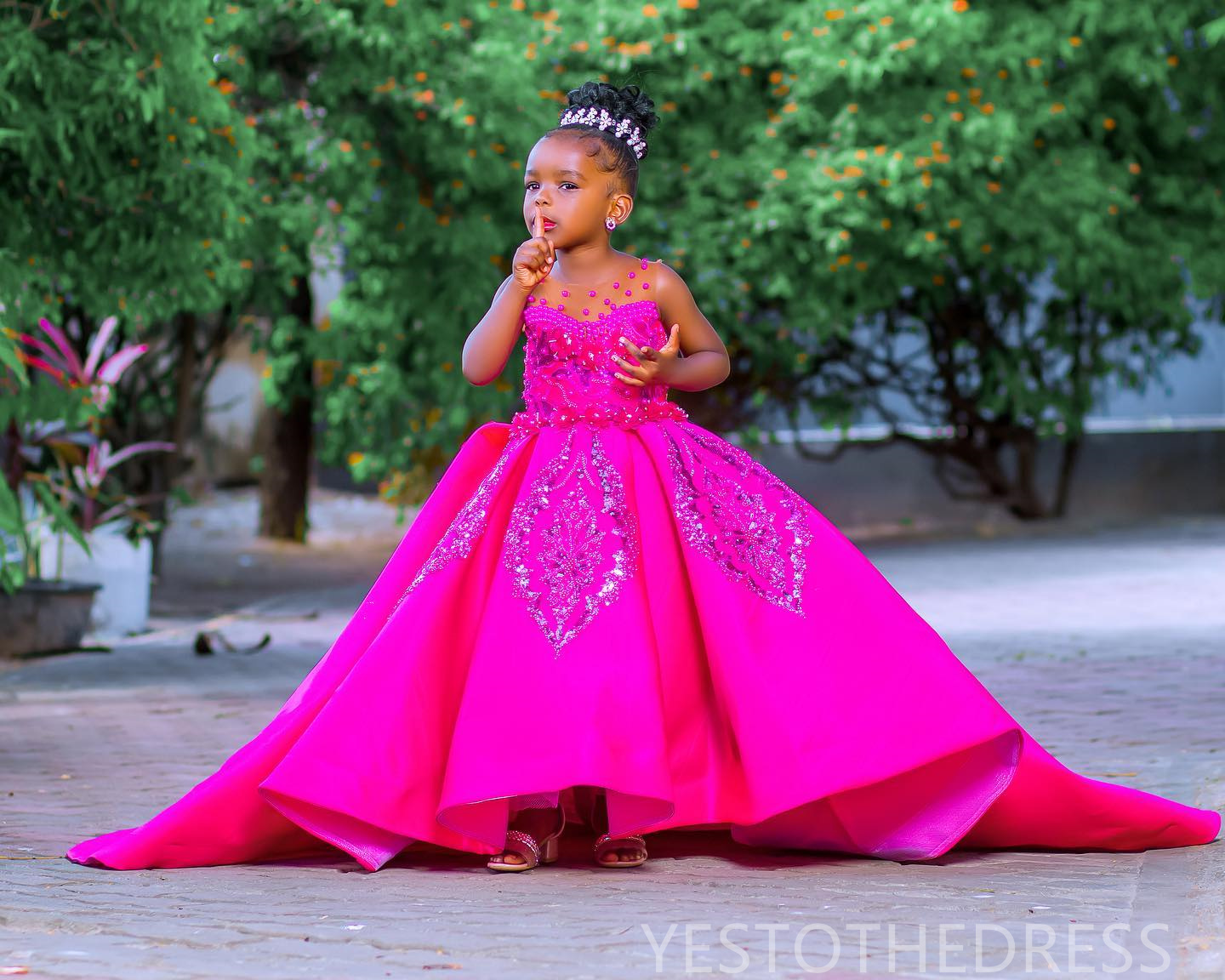2024 Fuchsia Flower Girl Dresses Children Birthday Dress Illusion Sheer Neck Appliqued Beaded Lace Tiered Tulle Princess Queen Ball Gown For Marriage 
