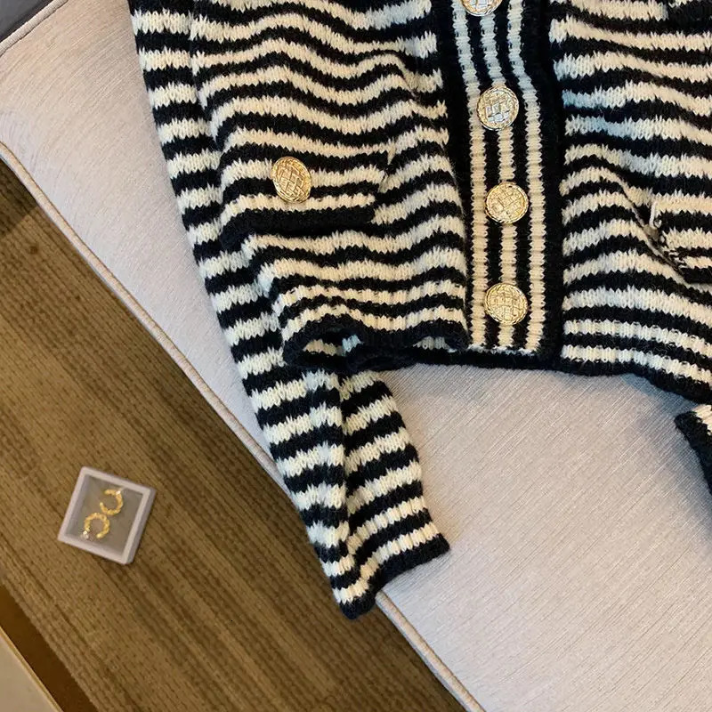 Retro Port Flavor Striped Color Knit Cardigan Female Small Fragrant Wind Coat V Collar Sweater Loose Lazy Long Sleeves 241007