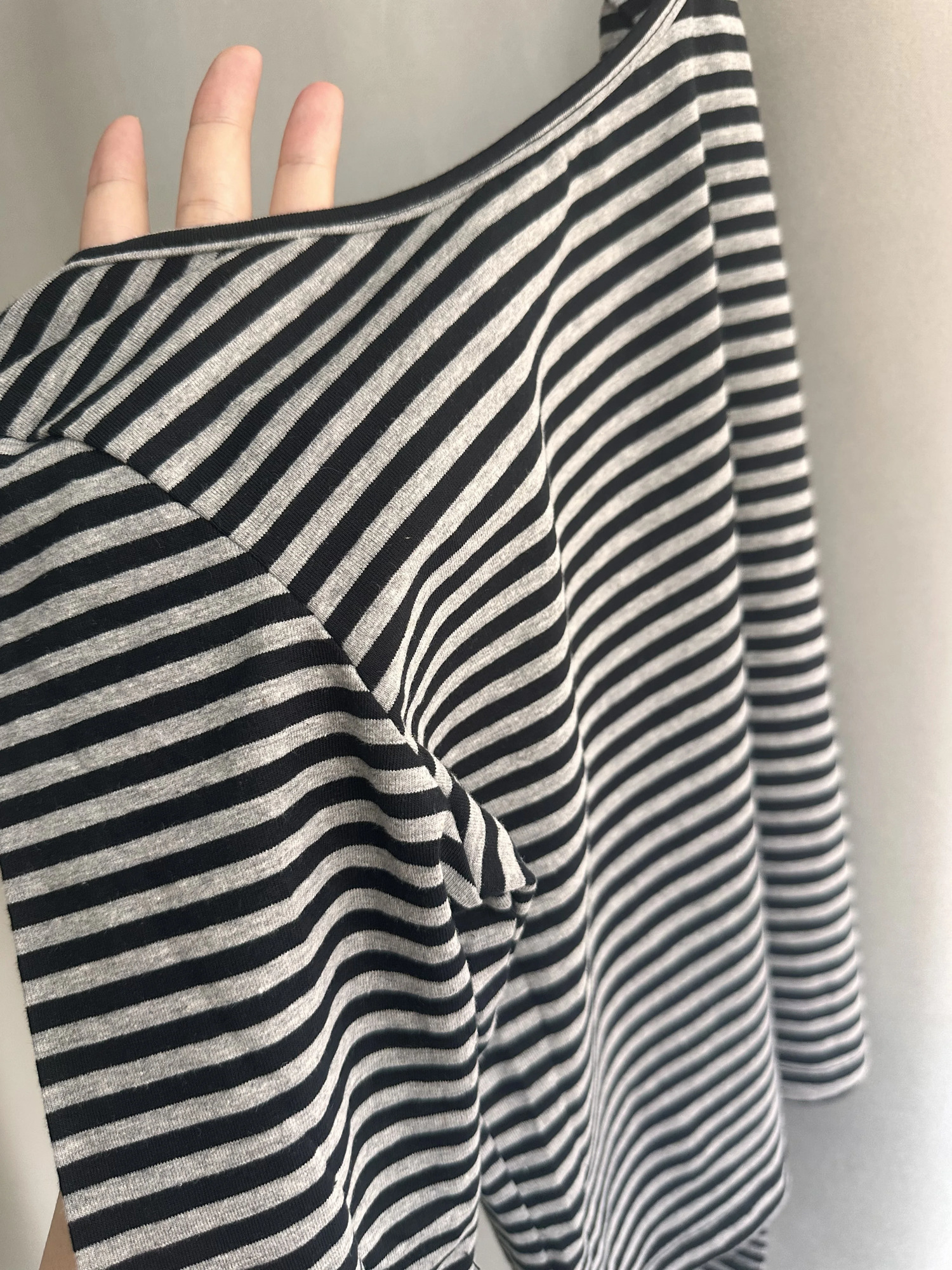 KUSAHIKI Sexy Retro Stripes Korean Versatile Slim Fit Long Sleeved Round Neck Base Shirt Short Spicy Y2k Top 2024 241010