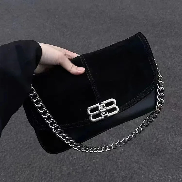 2024 Season Womens Cross border Underwear High end Hand Chain Small Square Korean Retro Veet Shoulder Bag 241008 989d