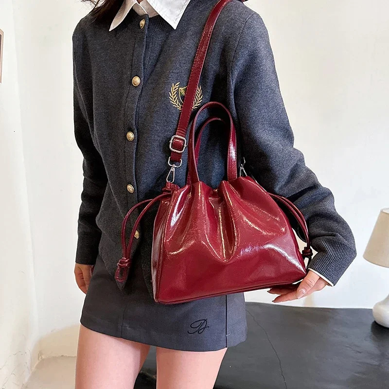 Womens Handbag High Quality Simple Edition Shoulder Bag Womens Commuting Drawstring Bag 241008