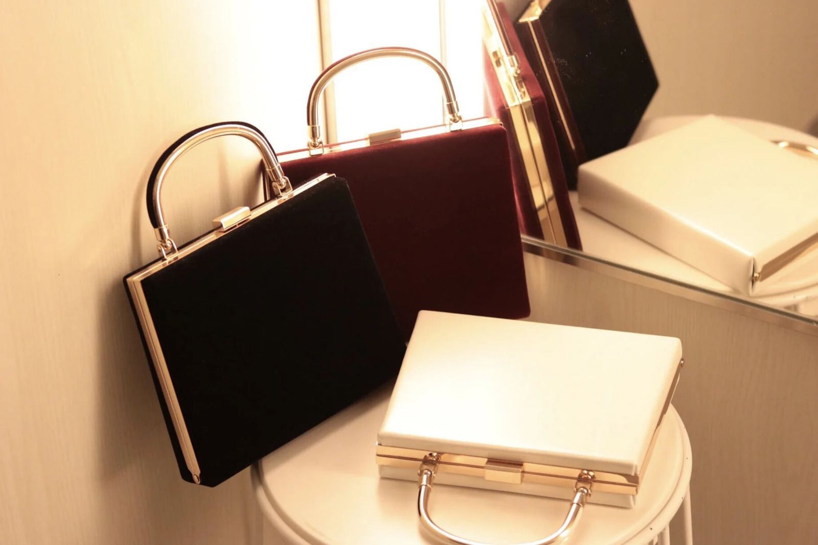 Womens handbag metal frame unique womens velvet shoulder bag high-quality womens messenger bag black and red 241008