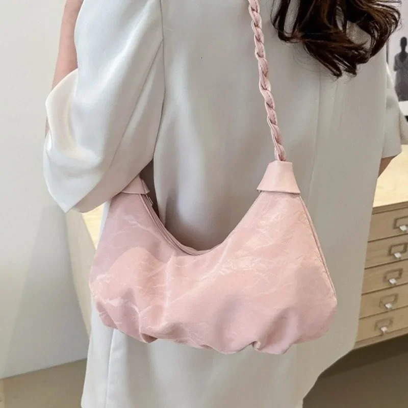 High value womens bag with large capacity this year casual handbag commuting armrest bag 241008