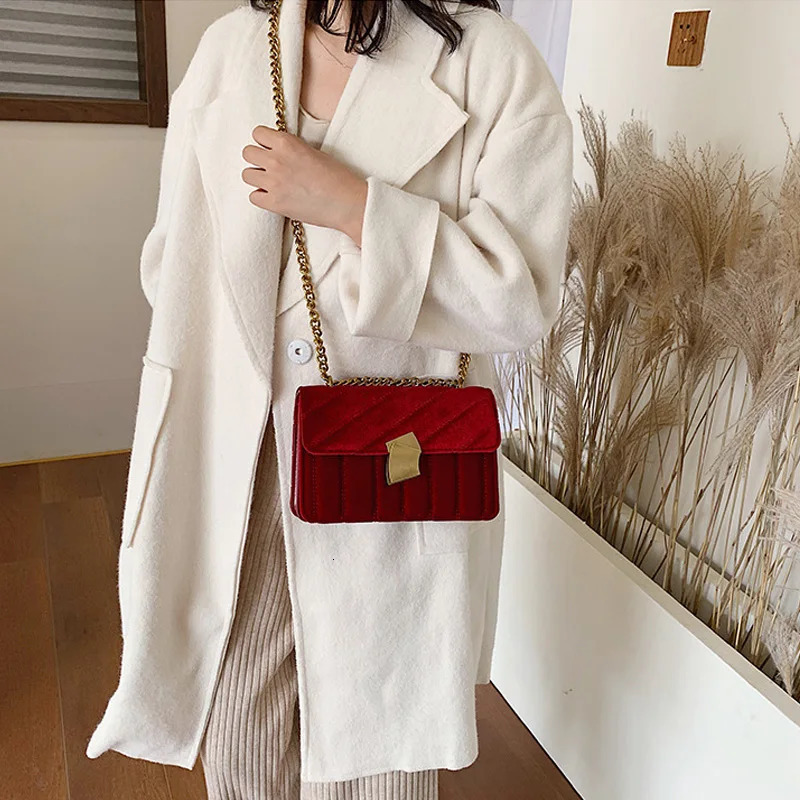 Elegant golden velvet cross body bag suitable for female ers shoulder bags chain messenger bags womens mini wallet handbags 241008
