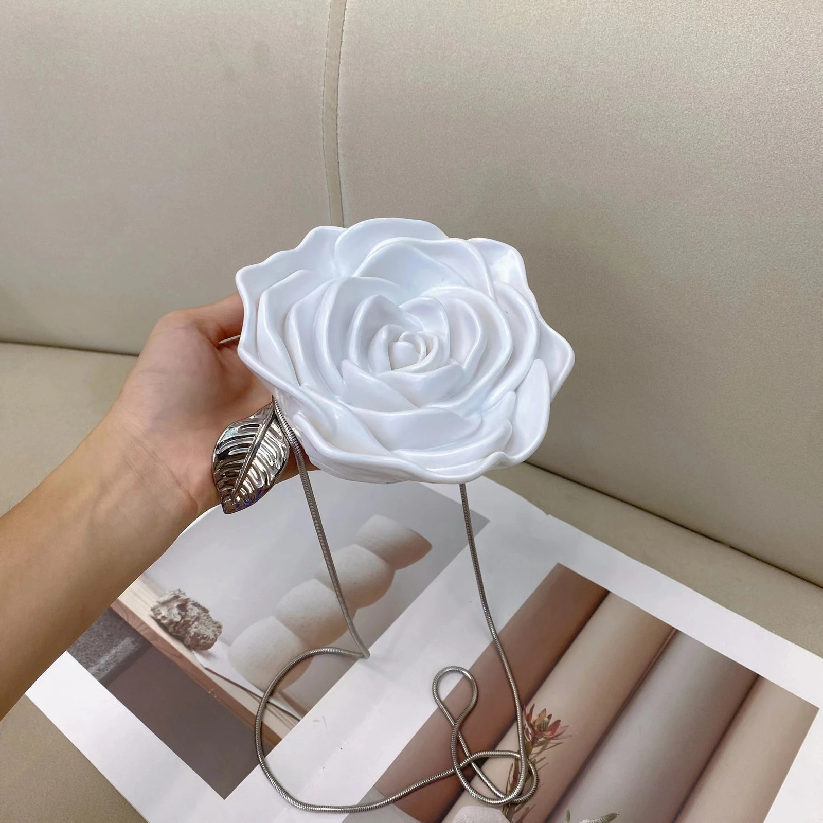 Womens rose shaped box bag high-quality social dinner bag for adult girls niche womens exquisite retro party cross shaped bag 241008