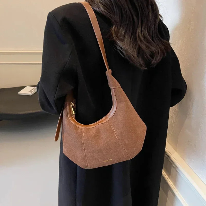 This years retro fashion womens garbage shoulder bag with a large capacity brings a relaxed feeling and a cross body bag 241008