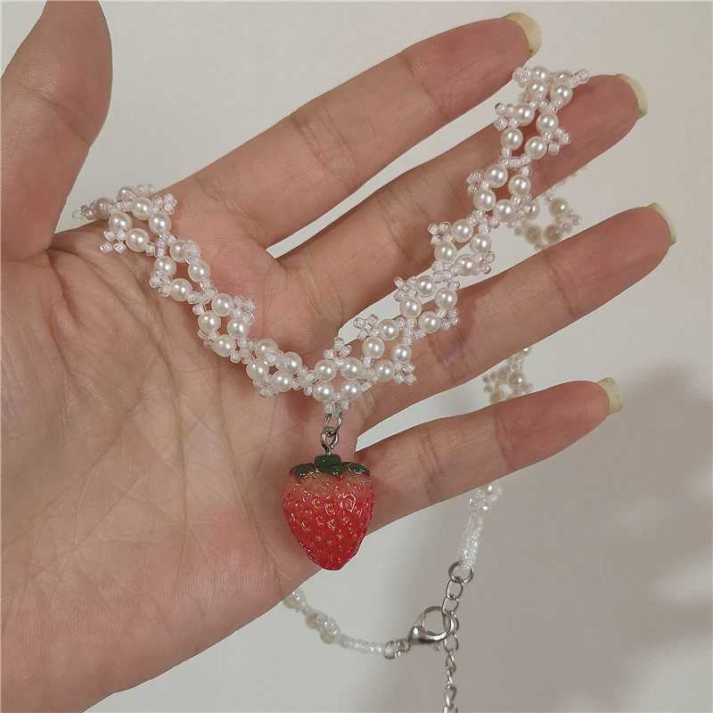Vintage Aesthetic Cute Strawberry Pendant Handwoven Pearl Flower Choker Necklace Womens Holiday Party Jewelry Y2K AccessoriesX241009