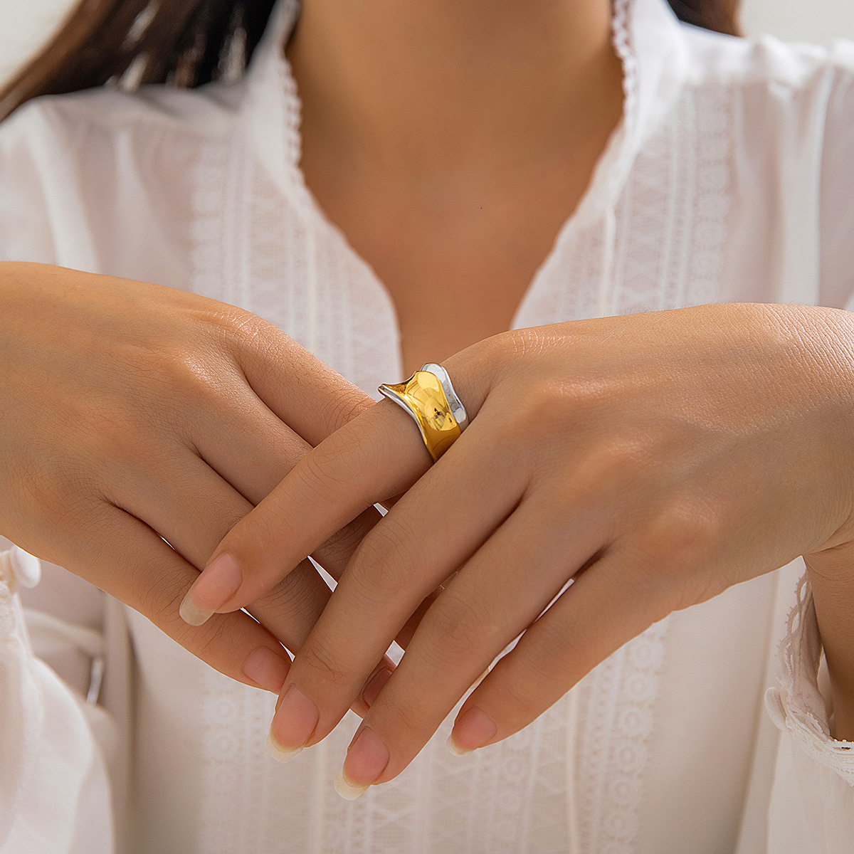 Personalized mixed color metal ripple ring bracelet with irregular and exaggerated three-dimensional rings