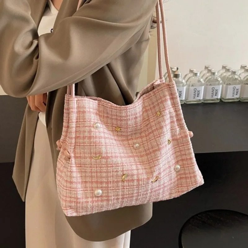 Large capacity commuting bag womens shoulder bag this years premium daily paradigm portable handbag 241008