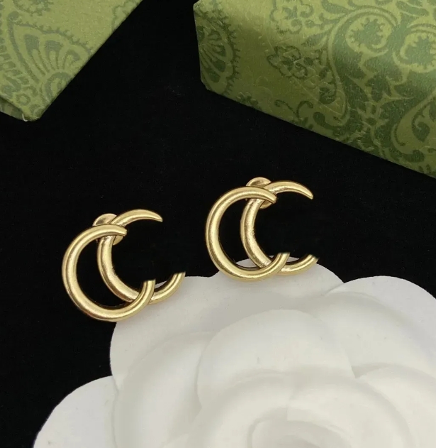 Boucles d'oreilles clou femme design lettre classique accessoire mode pour usage quotidien