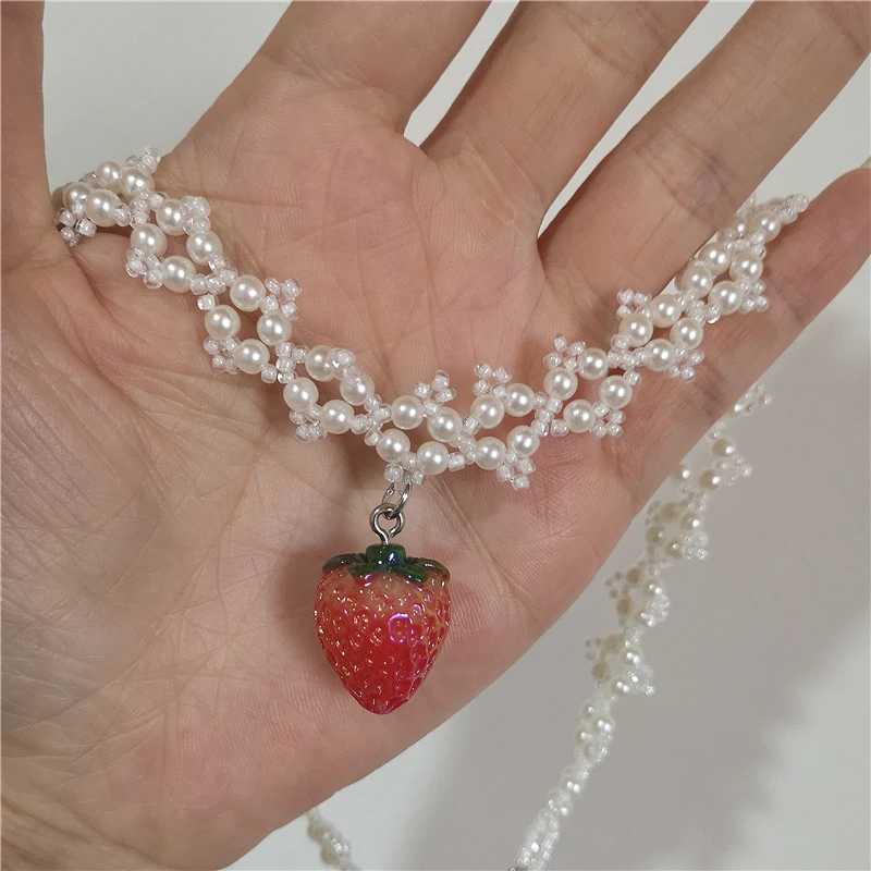 Vintage Aesthetic Cute Strawberry Pendant Handwoven Pearl Flower Choker Necklace Womens Holiday Party Jewelry Y2K AccessoriesX241009