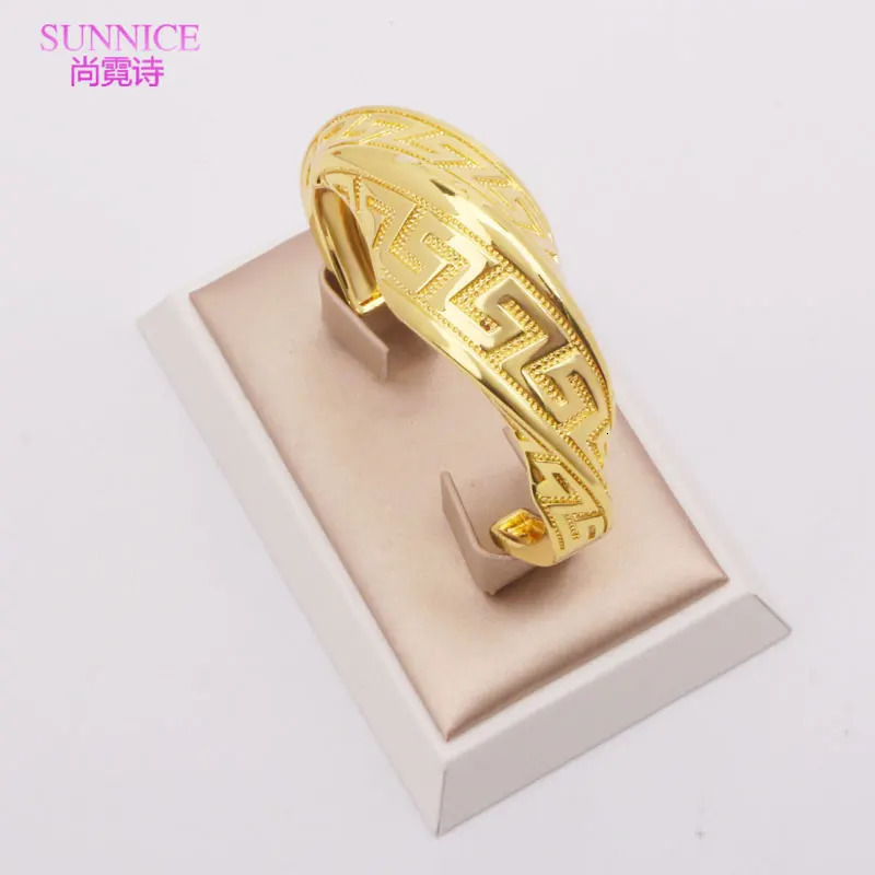 Dubai Womens Gold Jewelry Set Necklace Clip Earrings Ring Bracelet Pendant African Bridal Wedding Jewelry Set 240927