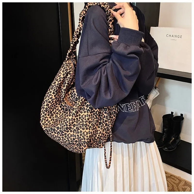South Korean Leopard Print Bag Womens Large Capacity Lazy Wind Shoulder Handbag Student Relaxation Messenger Handbag 241008