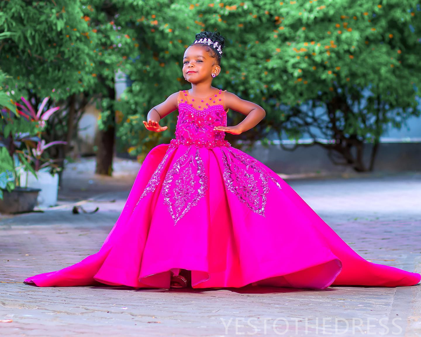 2024 Fuchsia Flower Girl Dresses Children Birthday Dress Illusion Sheer Neck Appliqued Beaded Lace Tiered Tulle Princess Queen Ball Gown For Marriage 