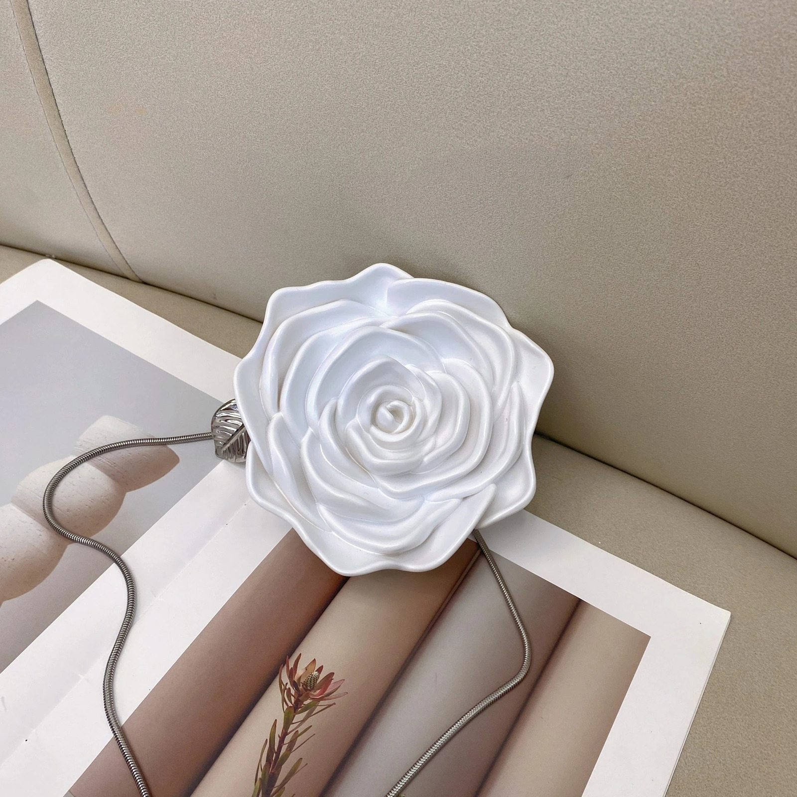 Womens rose shaped box bag high-quality social dinner bag for adult girls niche womens exquisite retro party cross shaped bag 241008