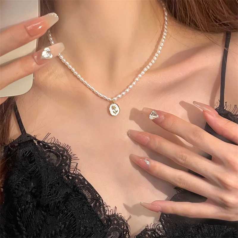 Fashion Kpop Pearl Choker Necklace for Women French Vintage Pearl Flower Pendant Elegant Clavicle Chain Bridal Wedding JewelryX241009