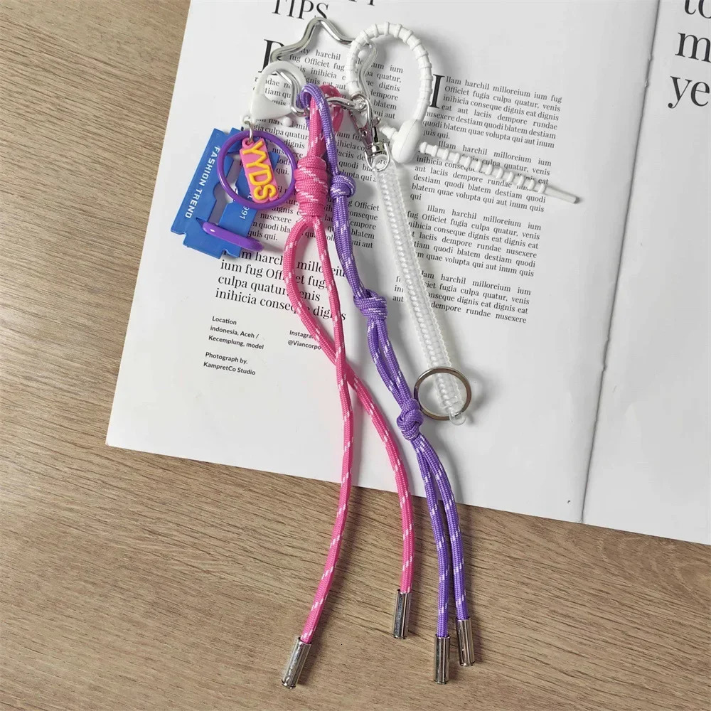 Creative Trend Letter Keychain Color blocked Weaving Rope Hanging Decoration Mens and Womens Bag Pendant 241008 bdd6