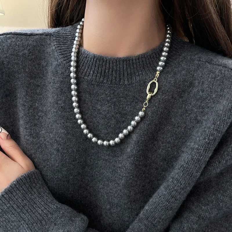 French Elegant and Retro New Grey Pearl Geometric Buckle Necklace Fashionable Accessories for WomenX241009