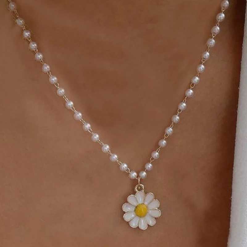 Bohemian Pearl Daisy Pendant Necklaces For Women Jewelry New Trend Cute Butterfly Flower Pearl Chain Choker Girl GiftX241009