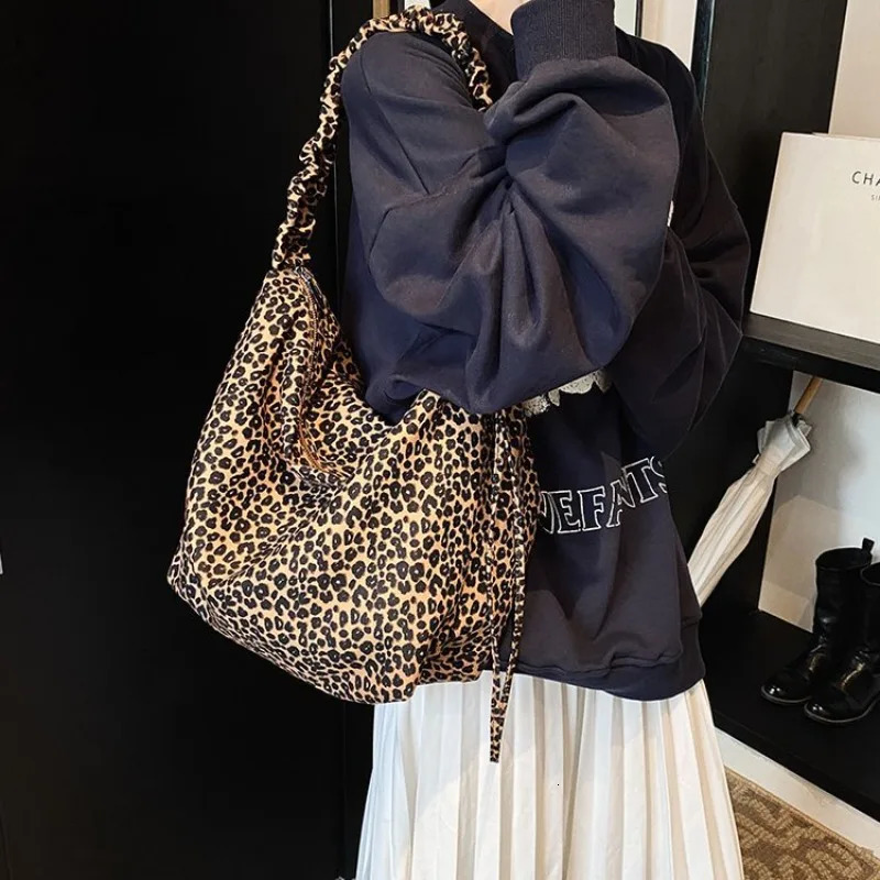 South Korean Leopard Print Bag Womens Large Capacity Lazy Wind Shoulder Handbag Student Relaxation Messenger Handbag 241008