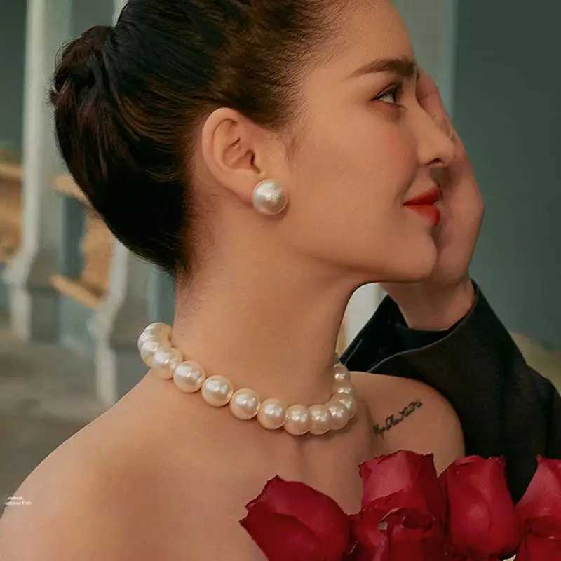 Charming Bridal Wedding Wearing Large White Pearl Necklace Classic Retro Hepburn Style Short Beaded Chain Exaggerated ChokersX241009