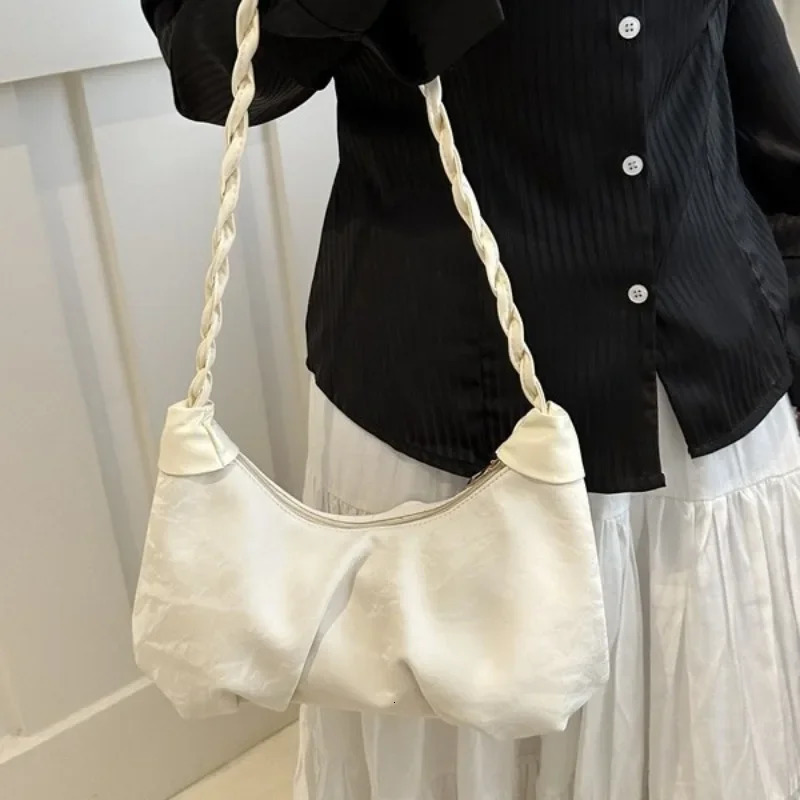 High value womens bag with large capacity this year casual handbag commuting armrest bag 241008