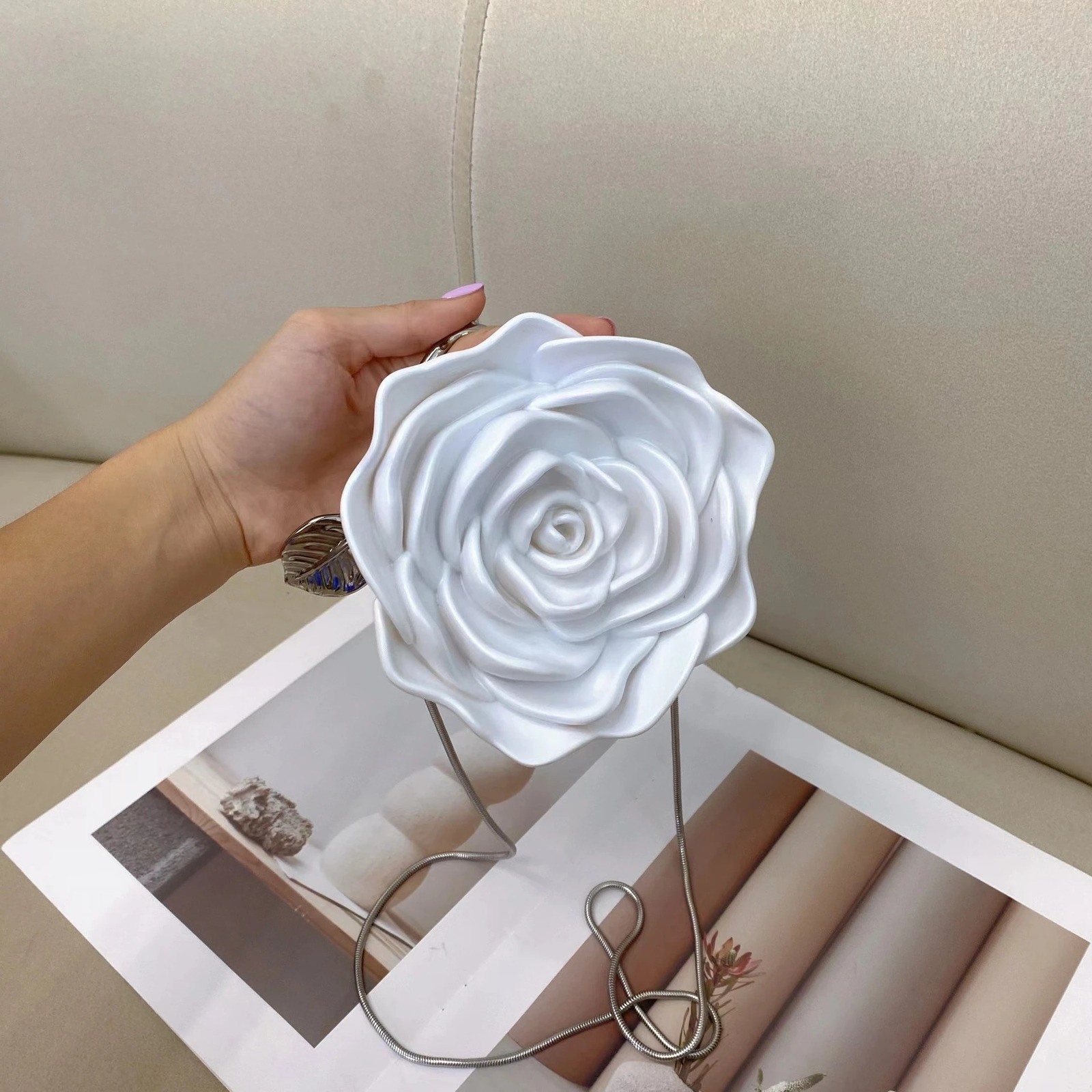 Womens rose shaped box bag high-quality social dinner bag for adult girls niche womens exquisite retro party cross shaped bag 241008