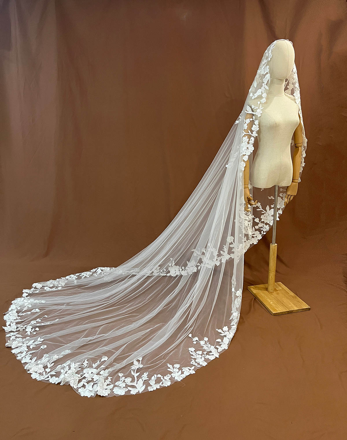 Gorgeous Wedding Veil Appliques One Layer Long Chapel Length Veils Applique Edge Custom Made Bridal Accessories High Quality