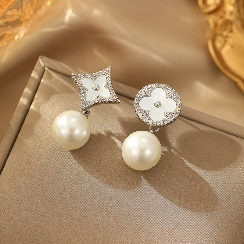 asymmetrical earrings, mother of pearl four leaf wer, new exquisite design, high-end feeg, needle earrings