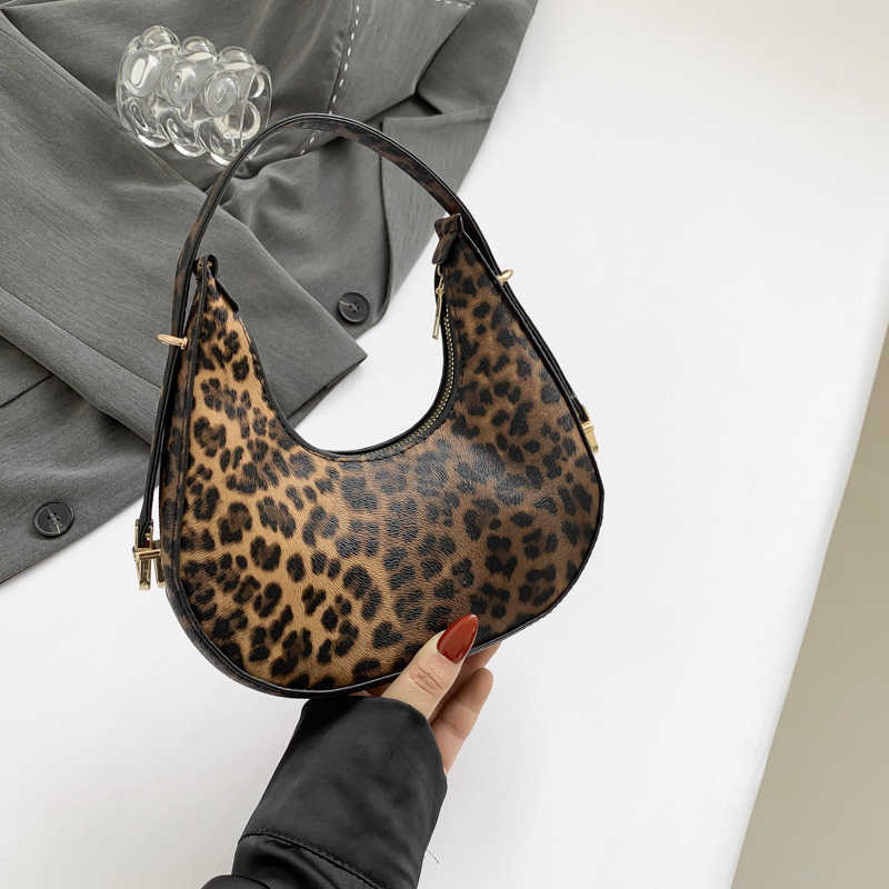 CMM Beautiful Crescent Bag Personalized and Trendy Shoulder Crossbody Bag New Fashion Bag Womens Casual Temperament Armpit Bag