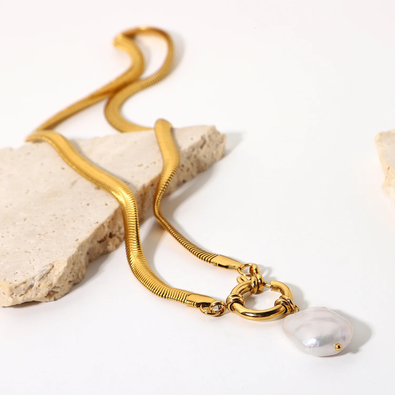 Fashionable 18K gold-plated necklace with freshwater pearl stainless steel pendant necklace 240929