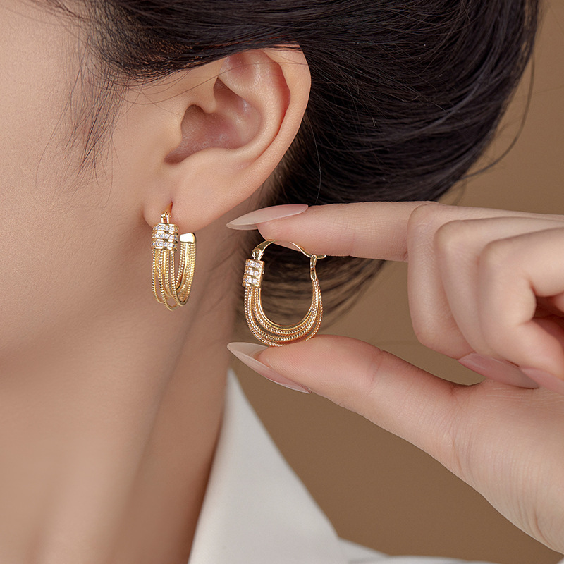 New Trendy Style Micro Inlaid Zircon U-shaped Elegant and Elegant, High Grade Earrings with a Unique Design