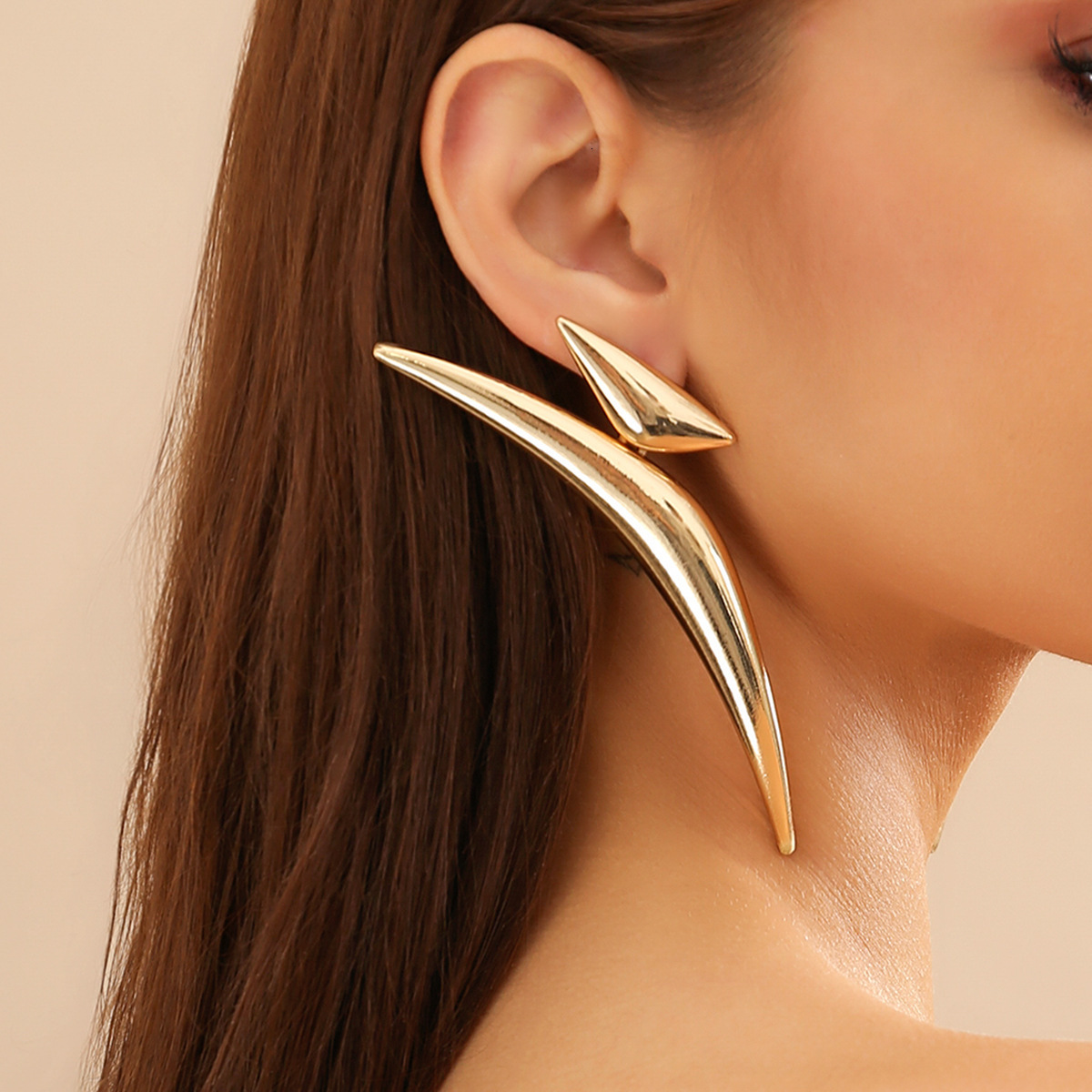 Exaggerated design of jewelry, geometric triangle curved earrings, female personality trend, metal pointed earrings
