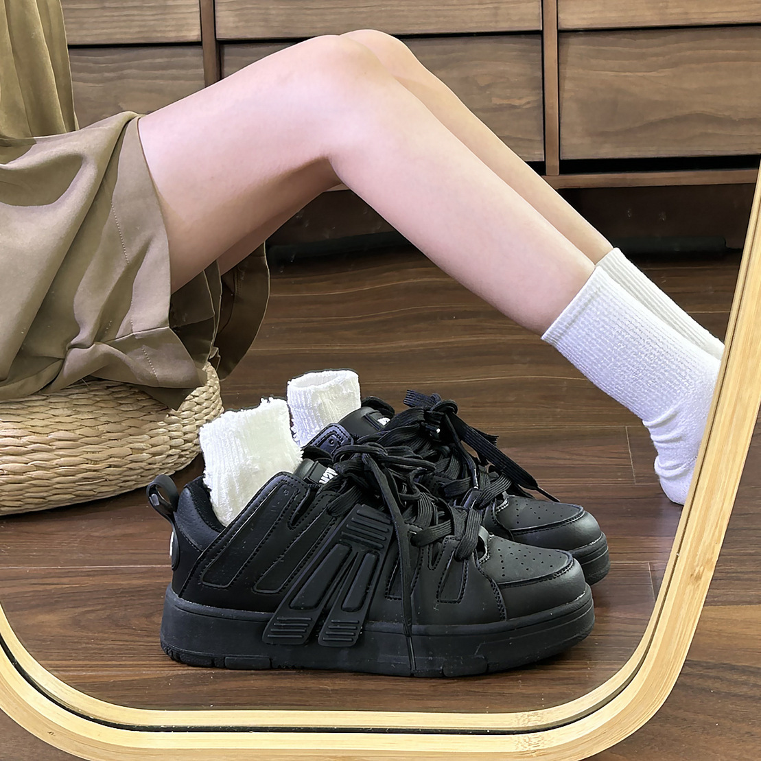 Small niche design sense board shoes women's Instagram trendy Korean version versatile black casual sports shoes 2024 spring new item