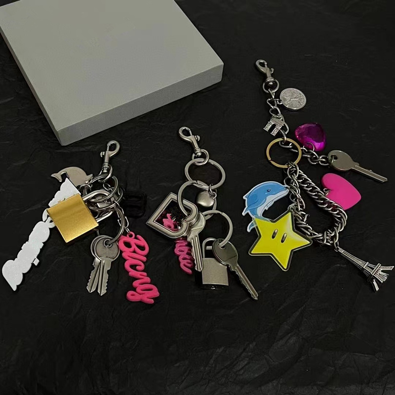 24FW New High Quality Metal Lock Chain Letter Keychain Backpack Handheld Crossbody Bag Car Key Product Fashion Decoration Accessories