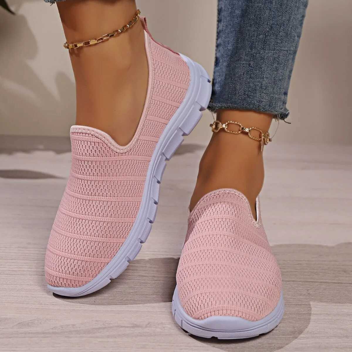 Summer sports shoes sliding on flat shoes womens fashionable casual shoes walking shoes outdoor mesh soft soled sports shoes Y241011