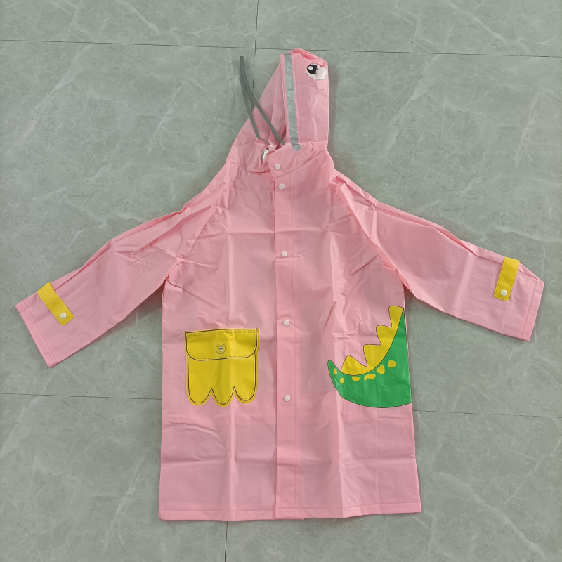 Children wearing hats and raincoats can travel with peace of mind